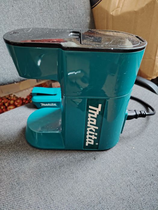 Vând cafetiera MAKITA