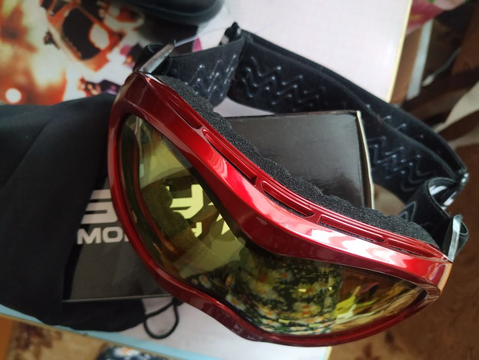 Очки горнолыжные.