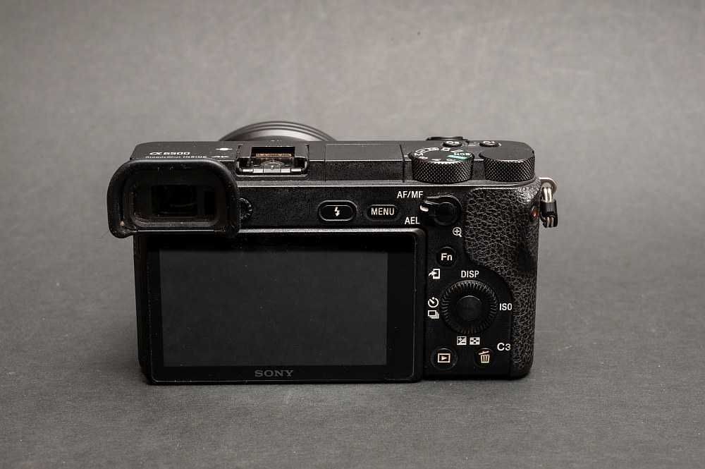 Pachet SONY A6500 + obiectiv kit + 4 acumulatori + card