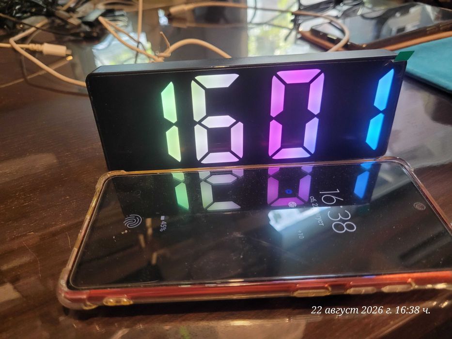 LED будилник с многоцветен RGB дисплей и огледална повърхност