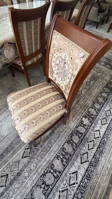 Продаются стол со стульями