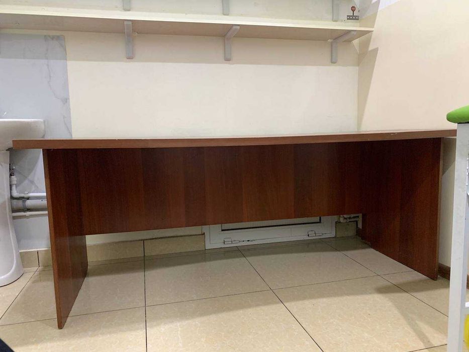 Большой офисный письменный стол в хорошем состоянии