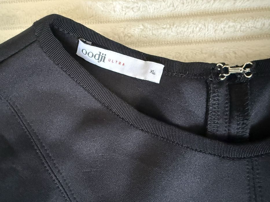 Платье черное, подойдет на размер 42.