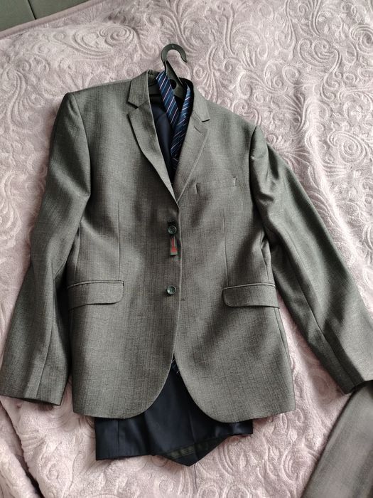 Продам костюмы новые