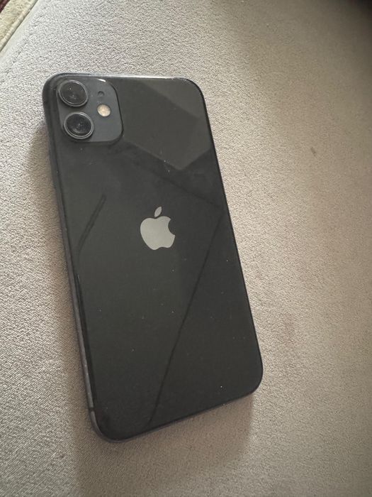 Продам Айфон 11.
