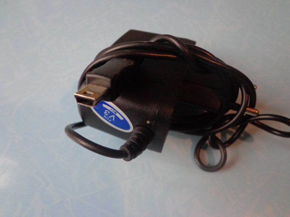 Зарядники разные для разных устройств.