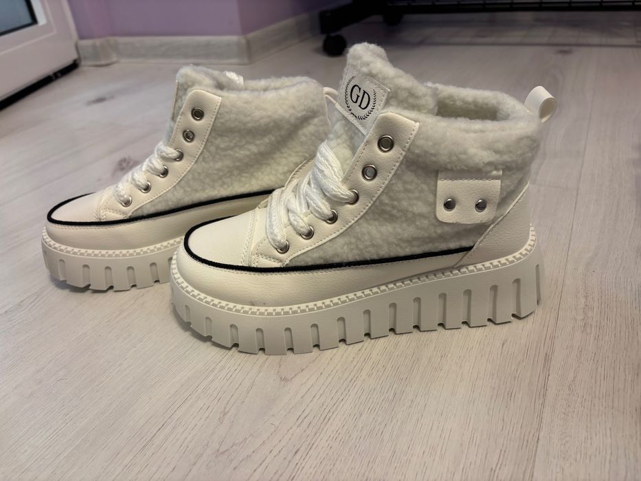 Топли, удобни бели боти