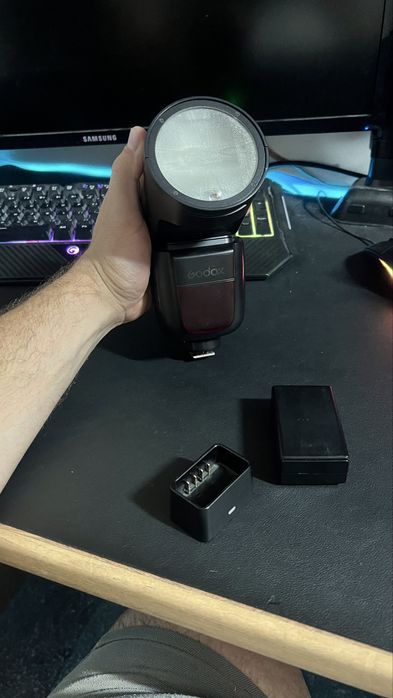 Blit Godox V1 Nikon cu 2 baterii incluse