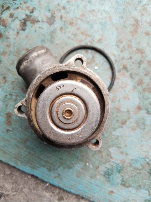 Продам термостат Мерседес 124