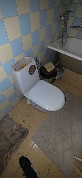 Продается ванная чугуная , шкаф , унитаз ,раковина