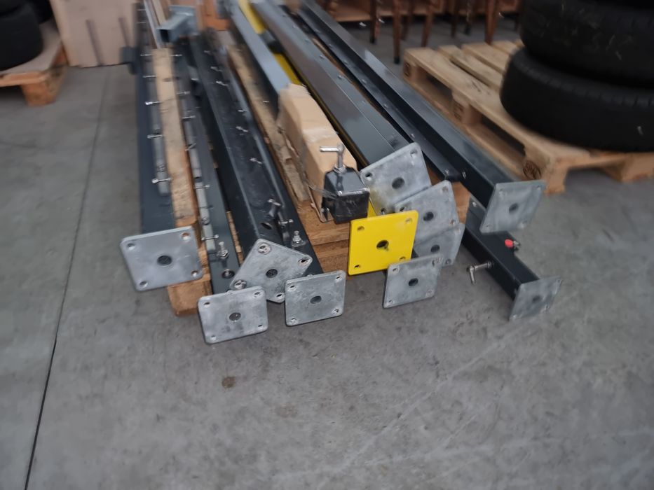 Stâlpi de gard, cu talpa de prindere