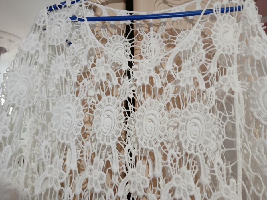 Bluză din dantelă albă