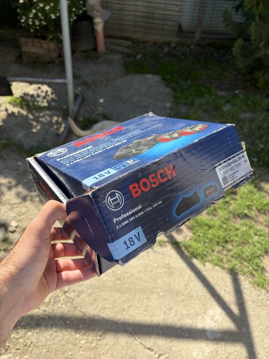 Vand cutie incarcator + acumulatori Bosch 18v