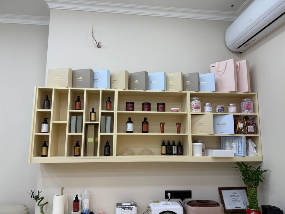 Продается шкаф для салона красоты ( мебель для салона красоты)