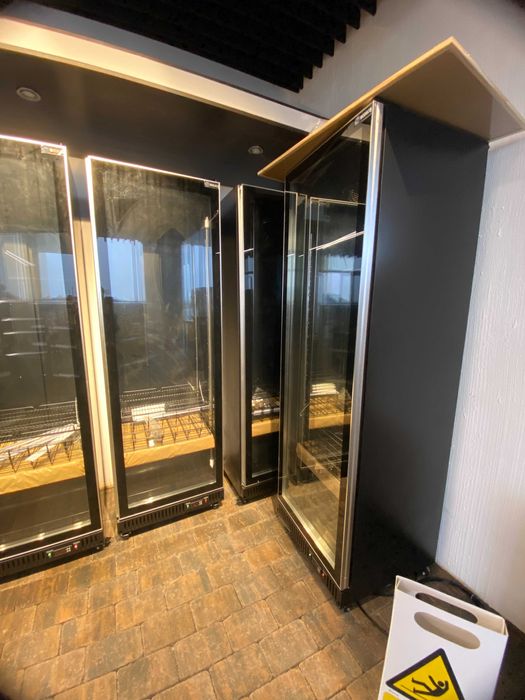 Vitrină refrigerare verticală cu o ușă sticlă