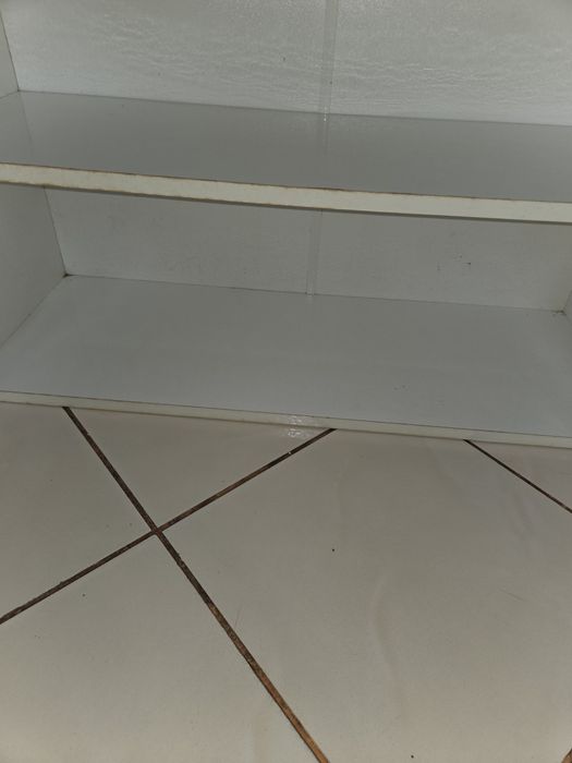 Comodă albă modernă - 4 sertare și dulap - Stare excelentă