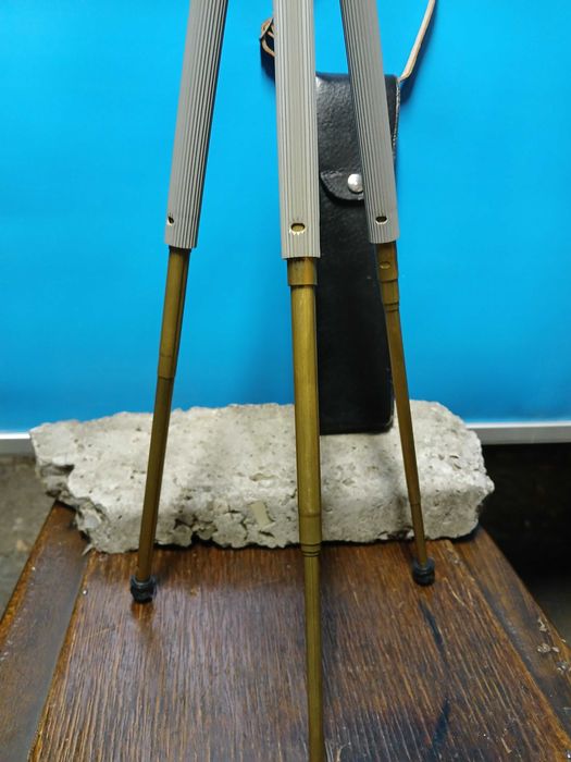 Стар статив,тринога за фотоапарат.