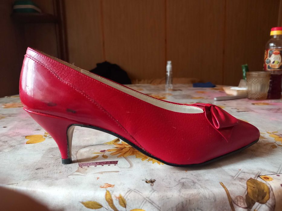 Червени дамски обувки с ток 38 номер