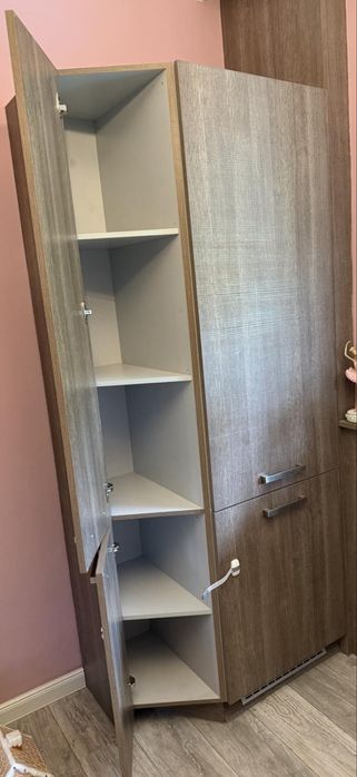 Хладилник за вграждане + шкафът към него