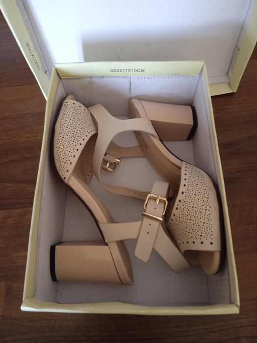 Продаю Женские босоножки