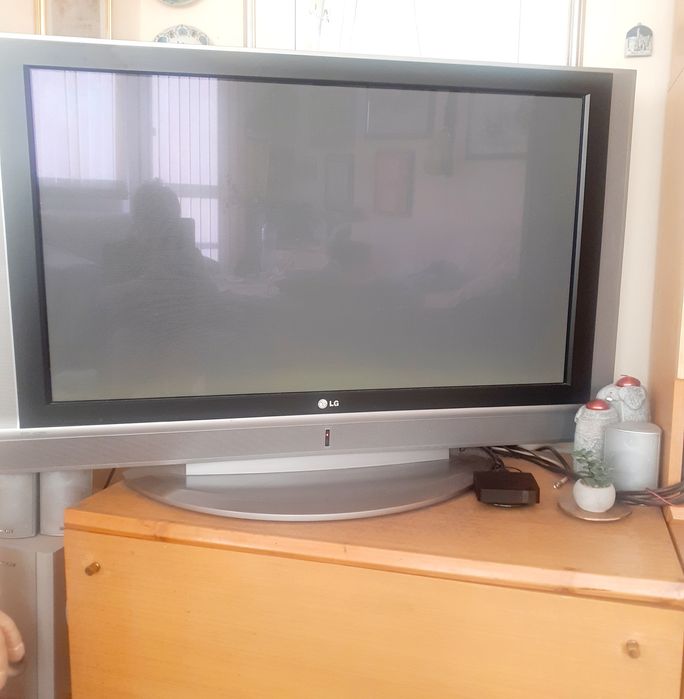 Продавам телевизор LG 42 инча