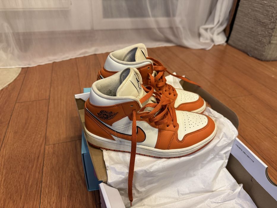 Vand ghete Jordan 1 Mid SE originali 100%, marimea 38,5