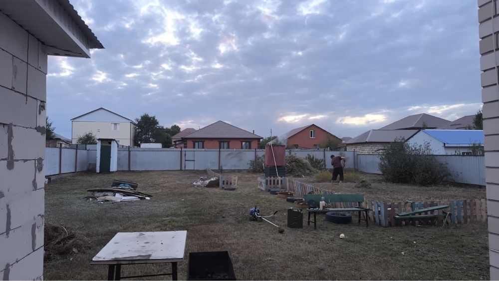 Покос травы спил мелких  деревьев