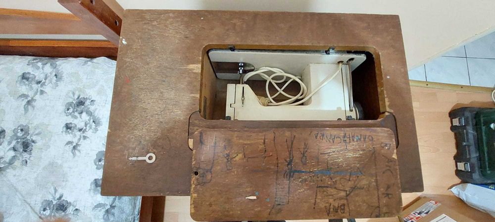 Vând mașină de cusut Veronica