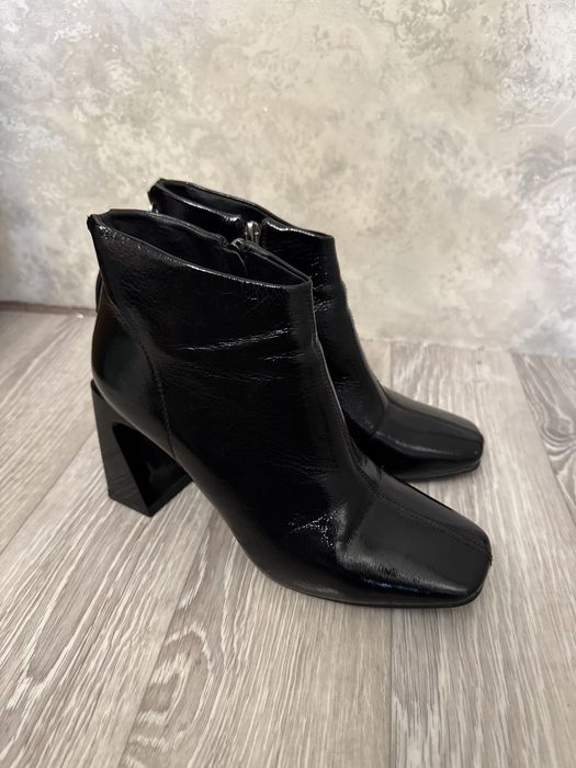 Лакированные ботильоны.