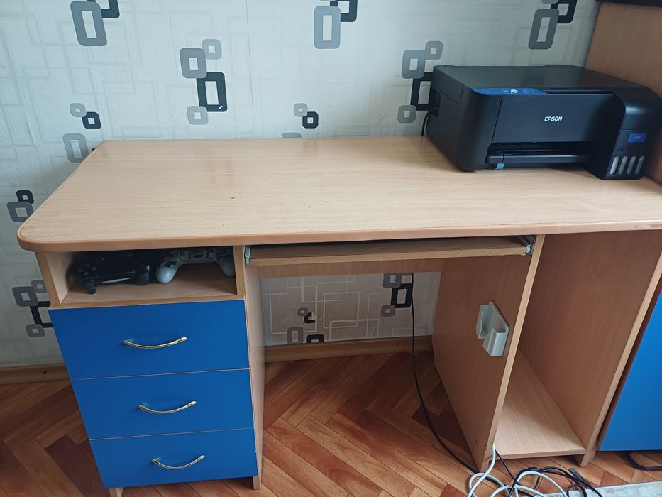 Продается компьютерный стол