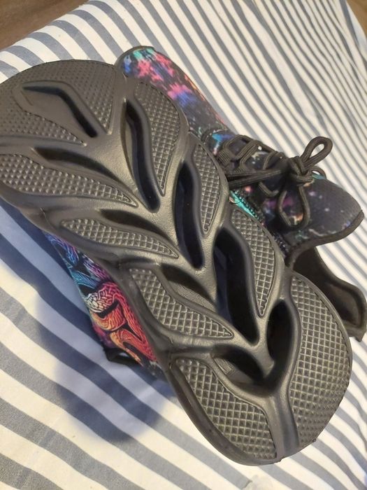 Adidașii pentru bărbați, mărimea 40, sunt noi Cu Modelul 2025