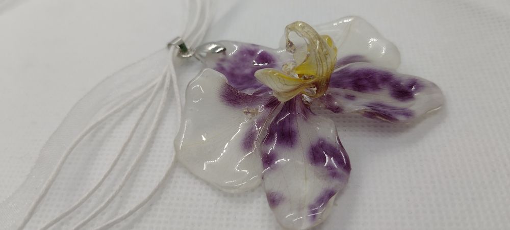 Колие с естествен цвят на орхидея.