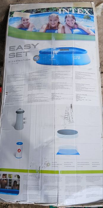 Piscina noua,nu este folosita.
