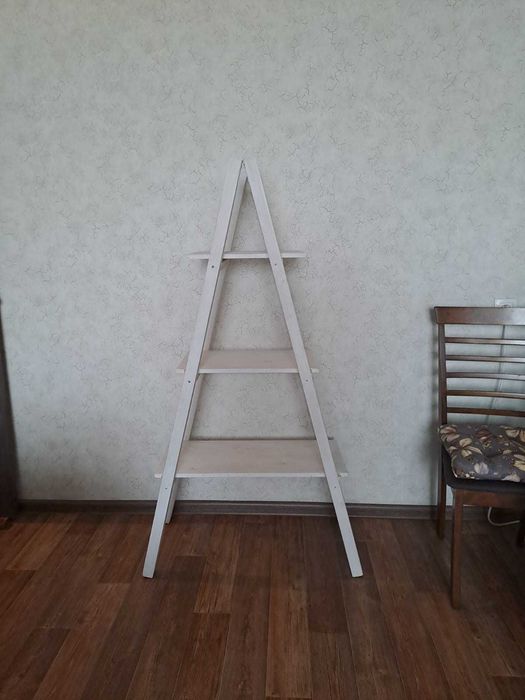 Деревянный стеллаж