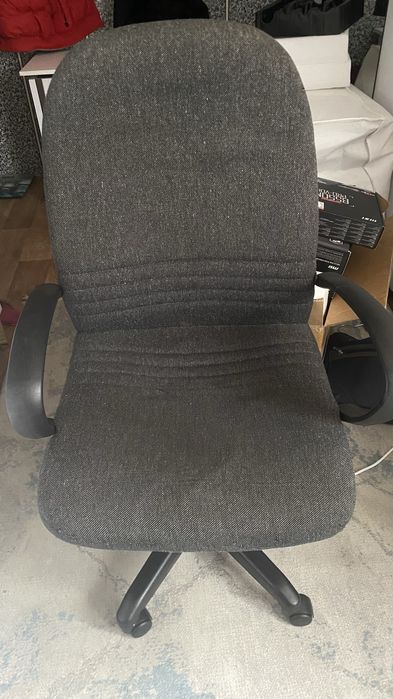 Подам компьютерный стол и кресло