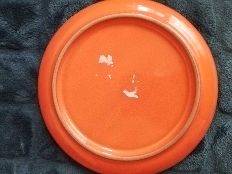 Farfurie decor din portelan. Portocaliu cu flori. Minora ciobitura!