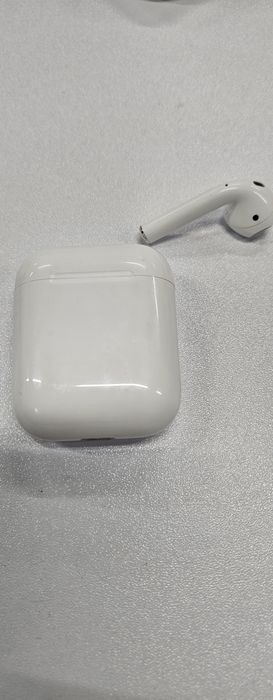 Футляр (кейс) для беспроводных наушников Apple AirPods