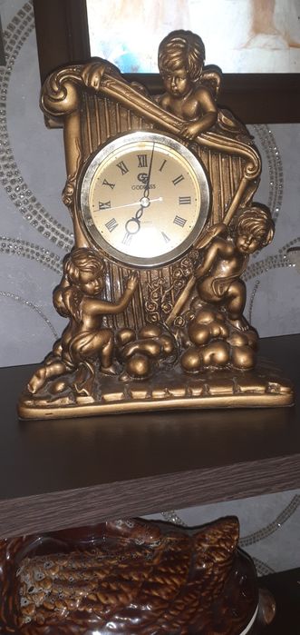 прдам настольные новые часы