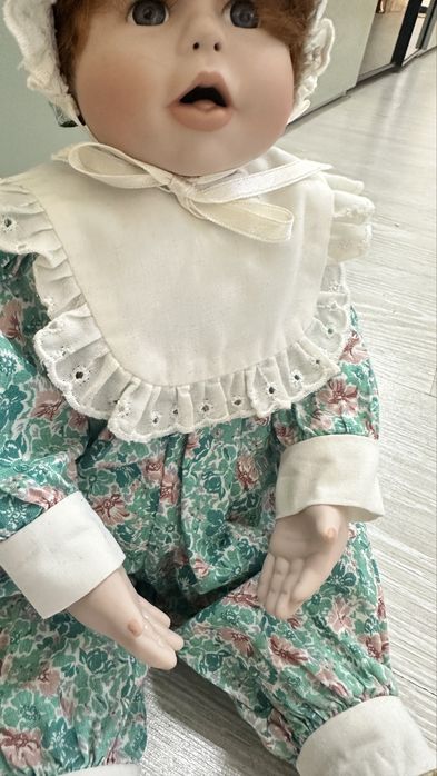 Фарфоровая кукла