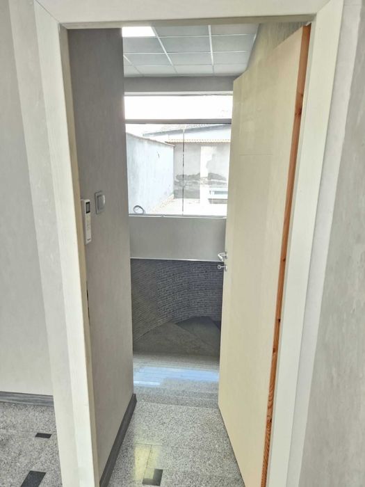 Дава се под наем Магазин в Пловдив, Младежки Хълм - 80 кв.м за 408 € - Снимка #1