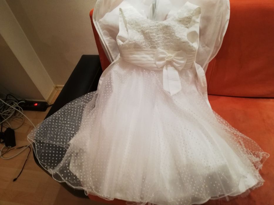 Бяла официална рокля