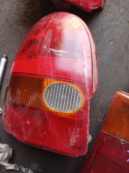 Фонарь Опель Корса с дефектом