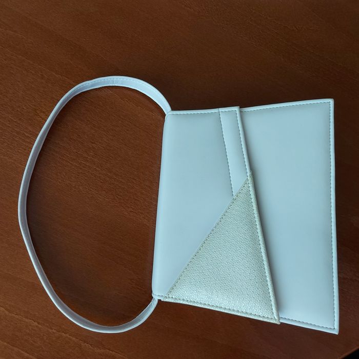 Малка дамска чанта в бял цвят