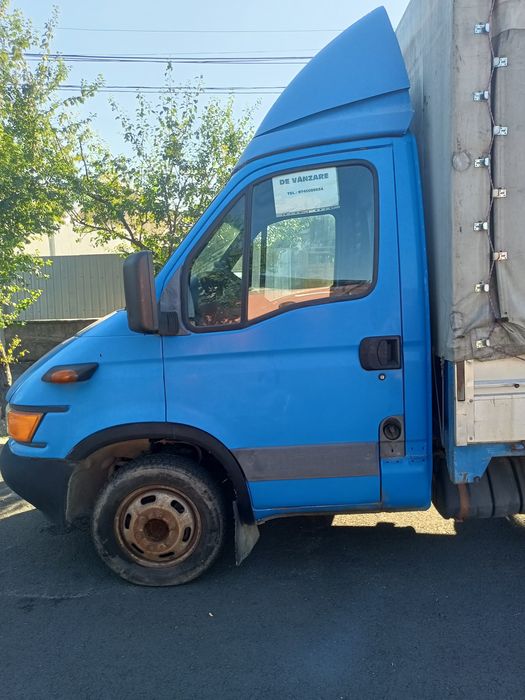 Camionetă cu prelată
