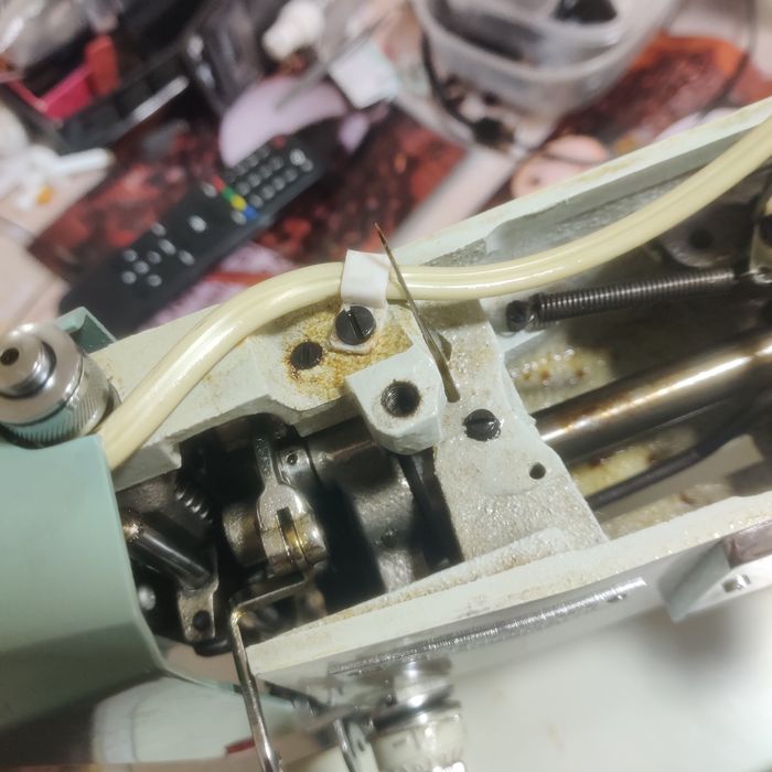 Mașină de cusut antică