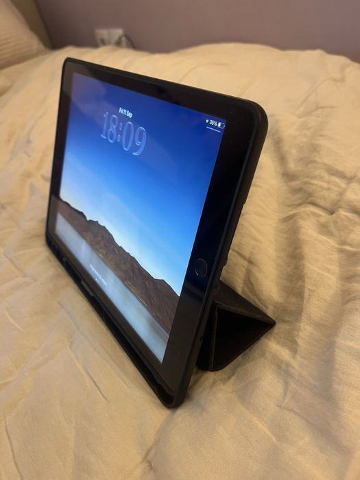 Apple iPad 9th Gen 10.2” 64GB Wi-Fi – много запазен + калъф