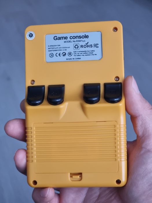 Consola de jocuri video portabilă retro R36s Plus, actualizată în 2025