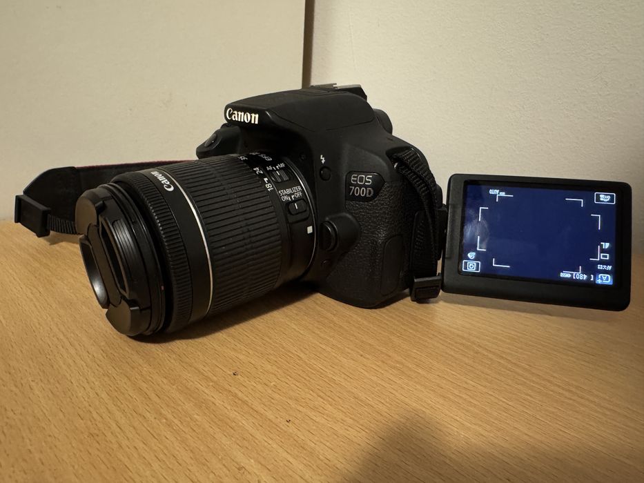 Canon EOS 700D + Obiectiv 18-55mm IS STM + Card 4GB + Baterie + Incarcator - Shutter 8533