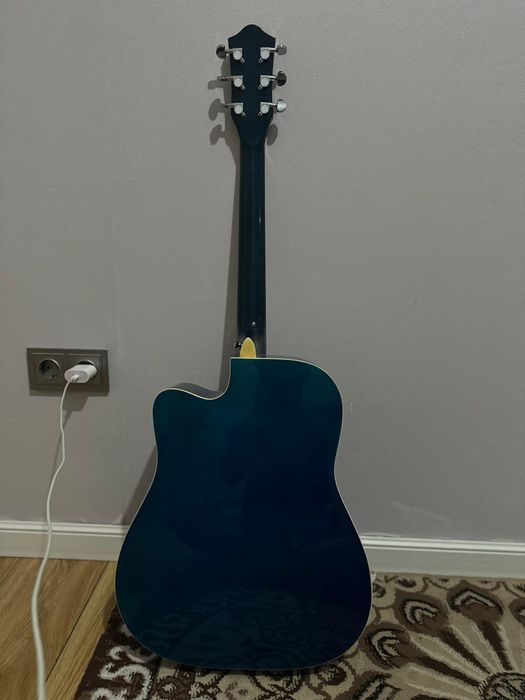 Гитара почти новая