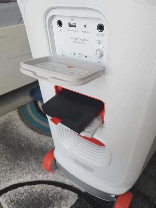 Boxa Jbl 320 alb cumpărată de 2 luni